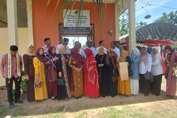 desa peulalu, kecamatan simpang ulim, disorot pemerintah aceh dan dekranasda aceh timur untuk pengembangan kerajinan tenun lokal. program ini diharapkan meningkatkan ekonomi masyarakat dan pemberdayaan perempuan pengrajin.