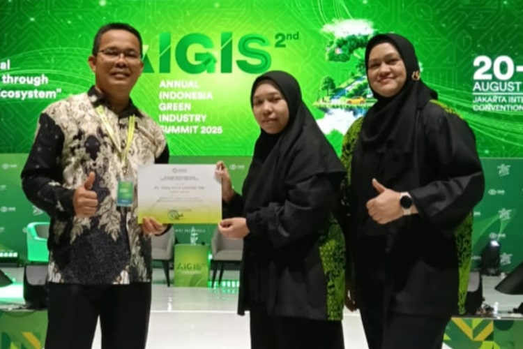 PT Toba Pulp Lestari raih Piagam Industri Hijau 2025 dari Kemenperin, di ajang AIGIS Jakarta.