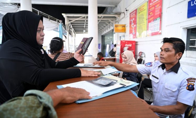 Animo masyarakat bayar pajak kendaraan meningkat, menjadi rp 8 m per hari animo masyarakat sumatera utara (sumut) membayar pajak kendaraan bermotor (pkb) meningkat tajam, hingga menjadi rp 5 miliar hingga rp 8 miliar per hari.