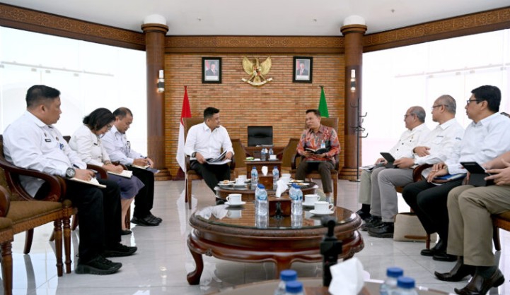 Bersama bi dan kadin, gubsu bahas integrasi pembangunan antar provinsi se-sumatera bersama kepala kantor perwakilan bank indonesia (bi) sumatera utara (sumut) rudy hutabarat dan wakil ketua umum kamar dagang industri (kadin), ivan iskandar batubara, gubernur sumatera utara (gubsu) bobby nasution bahas integrasi pembangunan antar provinsi se-sumatera.
