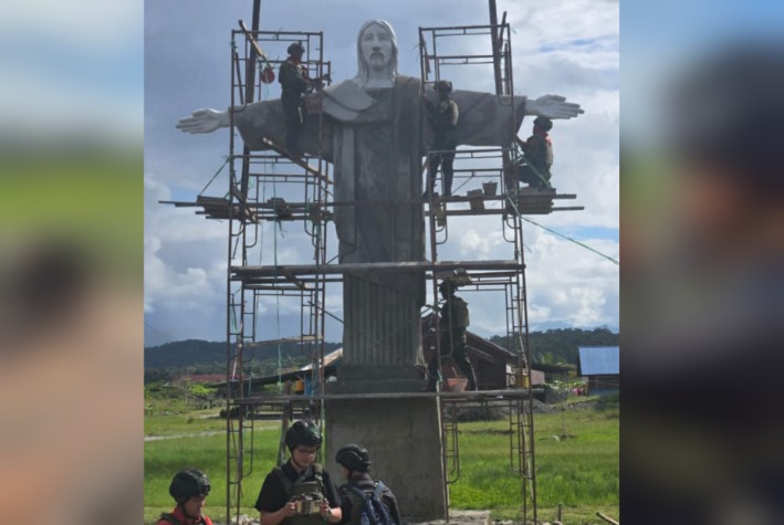 Kemhan dan tni bangun patung kristus pembawa damai di nduga kementerian pertahanan republik indonesia (kemhan ri) bersama mabes tni melalui satuan tugas (satgas) yonif 733/masariku membangun patung kristus pembawa damai di distrik kenyam, kabupaten nduga, papua pegunungan, rabu (29/10/2025).