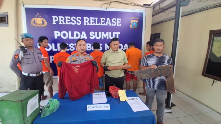 Polsek delitua gulung komplotan pencuri dan penipu di medan polsek delitua polrestabes medan berhasil mengungkap tujuh kasus kriminal dengan delapan tersangka dalam sebulan terakhir.