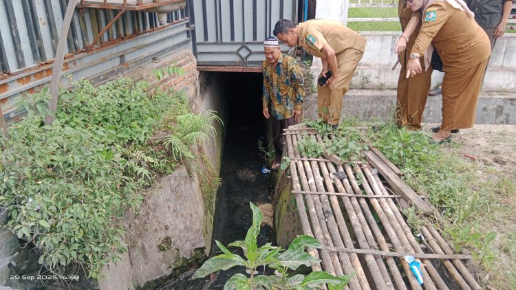gorong-gorong yang tersumbat di lingkungan kota serbelawan. (foto: sinata/sawal)