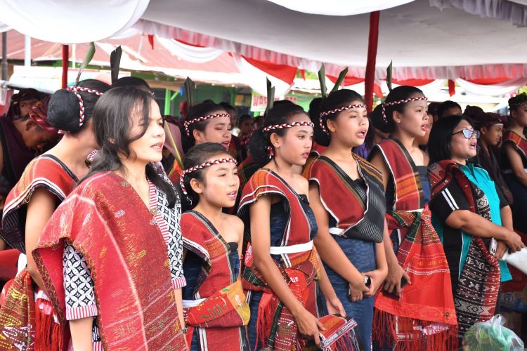 Perayaan hari ulos nasional di samosir dimeriahkan lomba musik dan tari tradisional perayaan hari ulos nasional di samosir. dok pemkab samosir