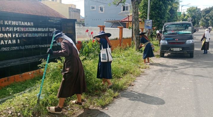 Jubelium 100 tahun ksfl, kaum religius katolik gotong-royong di siantar dan ikuti sosper dalam rangka jubelium 100 tahun kongregasi suster fransiskan santa lusia (ksfl) di indonesia, kaum religius katolik bergotong-royong membersihkan 5 lokasi di kota pematangsiantar, lalu ikuti sosialisasi perda (sosper) nomor 11 tahun 2012 yang digelar wakil ketua dprd pematangsiantar daud simanjuntak.