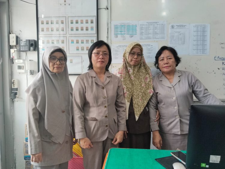 Aldo, siswa sd sultan agung terjebak dalam kebakaran gemar olahraga taekwondo eni rostati (kiri) hui mei (kepsek) dan guru sd sultan agung lainnya. (foto: (sinata/hendri)