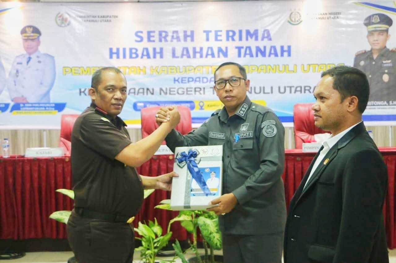 Pemkab tapanuli utara serahkan hibah tanah ke kejari pemerintah kabupaten tapanuli utara secara resmi menyerahkan hibah tanah milik pemkab kepada kejaksaan negeri tapanuli utara..