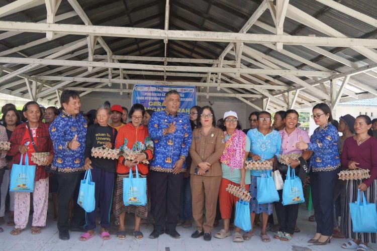 Gerakan pangan murah jaga stabilitas harga di toba pemerintah kabupaten toba, melaksanakan gerakan pangan murah di depan kantor camat siantar narumonda.