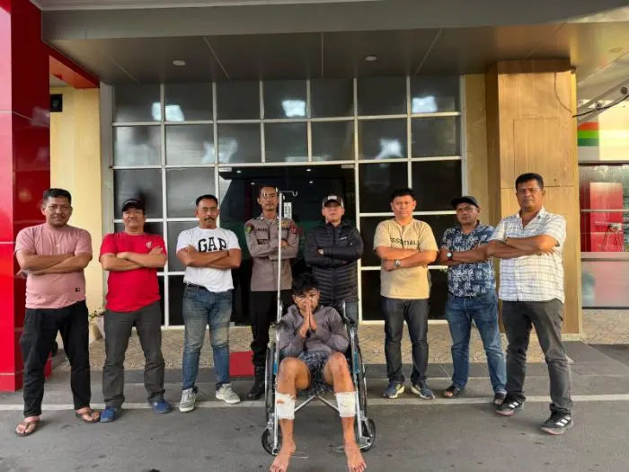 Polres toba ringkus pelaku pembegalan di pakkodian balige tersangka pembegalan saat diamankan di polres toba.