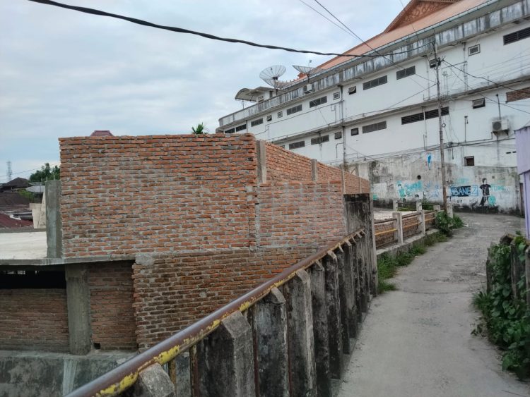 Pengusaha showroom siantar nekat membangun di aliran sungai bah bolon bangunan liar di kelurahan simalungun. (foto: sinata/hendri)