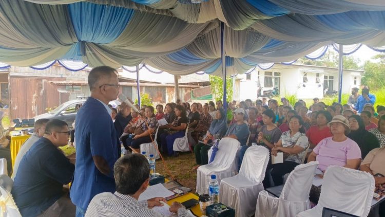 wakil ketua dprd pematangsiantar frengki boy saragih, s.t, saat melakukan sosialisasi peraturan daerah (sosper) khususnya peraturan daerah nomor 11 tahun 2012 tentang pengelolaan sampah, yang diadakan di jl. karsim, kelurahan tanjung pinggir, kecamatan siantar martoba, pematangsiantar, sabtu (18/10/2025). (foto: sinata/fetra tumanggor)