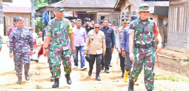 Bupati tapteng dan asops kasad tinjau program tmmd ke-126 di kecamatan lumut dan sibabangun tmmd ke 126 di kabupaten tapanuli tengah. ist