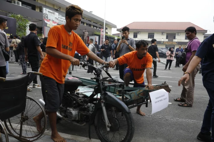 “rayap besi” menggila di medan, polisi tangkap 70 tersangka polrestabes medan membongkar jaringan pencurian logam yang dikenal sebagai “rayap besi.” dalam 15 hari, polisi menangkap 70 tersangka.
