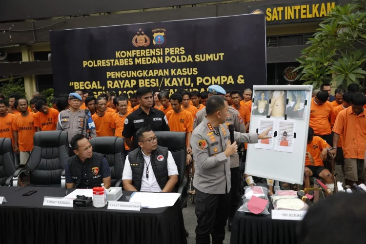 3 anggota geng motor medan ditangkap, diburu hingga ke tangerang aksi brutal geng motor medan kian mengkhawatirkan. polisi menangkap tiga pelaku, dua di antaranya masih remaja, serta menyita lima bilah celurit.