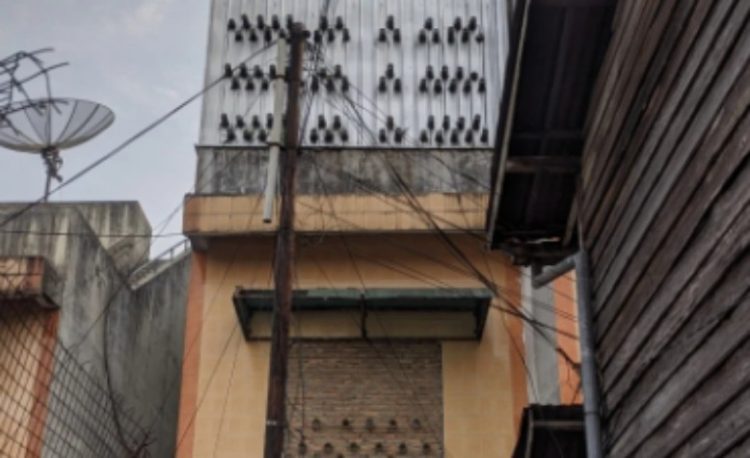 Pengusaha sarang walet abaikan ancaman sat pol pp siantar pengusaha (pemilik) penangkaran sarang burung walet di kelurahan melayu, kecamatan siantar utara, kota pematangsiantar, sumatera utara, abaikan ancaman sat pol pp kota pematangsiantar.