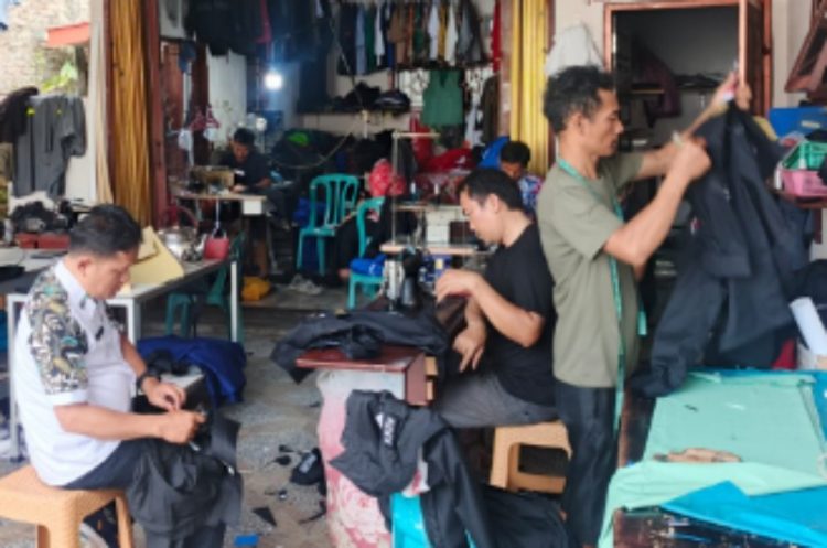 Ketekunan mejon sitanggang bawa grand taylor hingga ke taput raya ketekunan dan kerja keras mejon sitanggang membuahkan hasil yang membanggakan dirinya, seiring dengan usaha menjahit grand taylor yang ia rintis berhasil ia bawa hingga dikenal di daerah taput raya dan daerah lainnya.