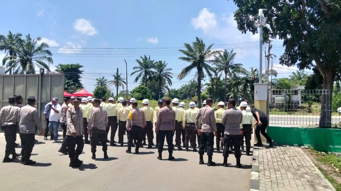 Ada demo, kek sei mangkei dijaga puluhan polisi simalungun puluhan personel berjaga di pintu masuk. (foto: sinata/sawal)