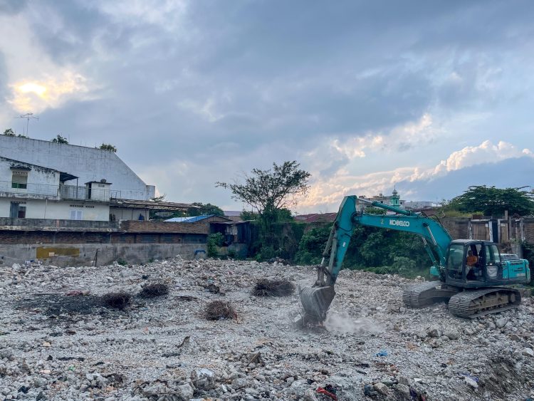 Tinggal sedikit lagi! Perobohan gedung iv pasar horas sudah 95 persen alat berat membersihkan puing gedung iv pasar horas. dok pemko pematangsiantar