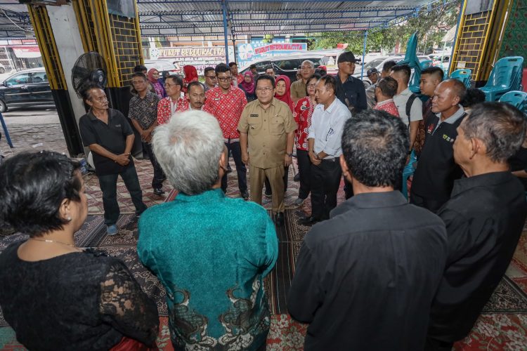 Walikota wesly kunjungi keluarga bocah sd yang tewas terjebak kebakaran ruko walikota wesly silalahi mengunjungi keluarga korban kebakaran yang menewaskan aldo aritonang. dok pemko pematangsiantar