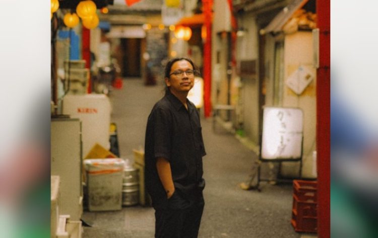 Dari parlemen, boy warongan lanjut berjuang lewat lagu sore itu, di sudut cafe tuanpuan di jalan sakti lubis, pematangsiantar, boy warongan tampak santai dengan segelas kopi susu remaja, menu baru yang akan rilis di cafenya, sabtu, 25 oktober 2025.