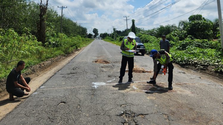 polisi melakukan olah tempat kejadian perkara di lokasi kecelakaan yang menewaskan ibu dan anak asal depok. (ist)