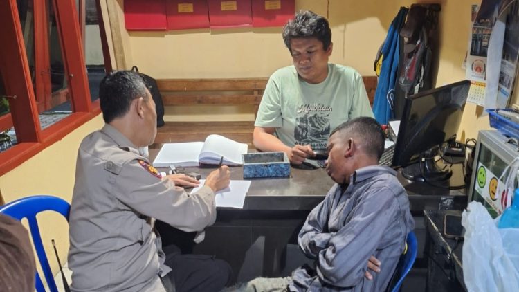 Pemuda asal simalungun bobol warung, masuk lewat kamar mandi pelaku (paling kanan) diamankan petugas polsek siantar marihat. ist