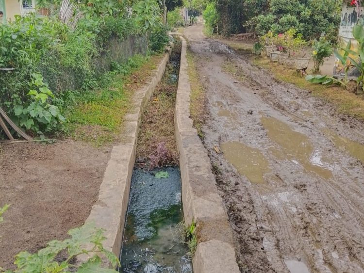Di simalungun, jalan rusak tak diperbaiki meski warga berulang mengadu jalan jadi kubangan saat hujan di negeri bayu simalungun. (foto: sinata/sawal)