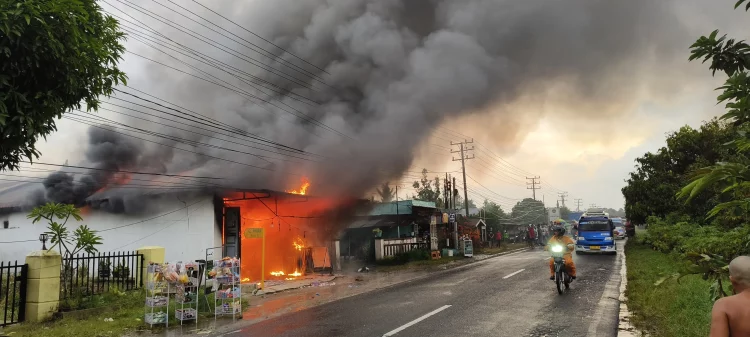 kebakaran hebat menimpa sebuah kios di jalan asahan, tepatnya di huta iii marihat tempel, nagori pamatang sahkuda.