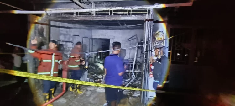 kebakaran kios di sahkuda terjadi pada senin (27/10/2025) sore. diduga akibat sambaran petir yang menyambar lemari es, api cepat melahap seluruh isi kios.