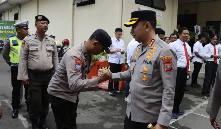 Evaluasi kinerja polsek sunggal, kapolrestabes: “saya akan cek, ricek, dan finalcek! ” kapolrestabes medan evaluasi kinerja polsek sunggal, tekankan peningkatan pelayanan publik, dan pemberantasan kejahatan jalanan di medan.