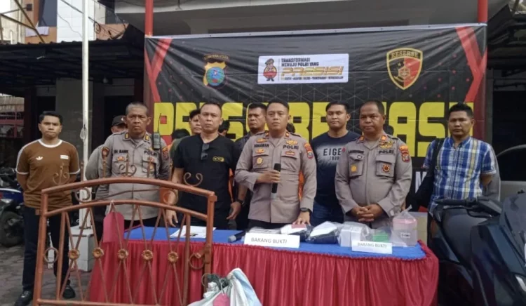 Datang pura-pura baik, agus sianturi pulang bawa hp tetangga, lalu dijual buat "pompa" agus sianturi, ditangkap polisi setelah mencuri dua handphone tetangganya. uang hasil jualan hp dipakai untuk membeli sabu dan judi slot.