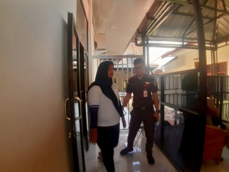 Kronologi penangkapan rafika khairuni, wanita yang terima paket sabu dari dpo terdakwa usia menjalani sidang perdana. (foto: sinata/bismar)