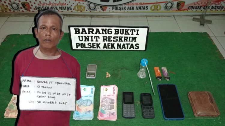 Pria setengah abad di aek natas labuhan batu terlibat peredaran narkoba tersangka dan barang bukti yang diamankan kepolisian. ist