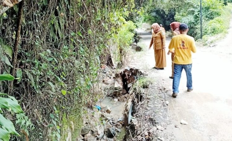 Banjir merendam ruas jalan di negeri kahean simalungun bikin pengendara terjatuh kondisi parit di lokasi terdampak banjir. ist