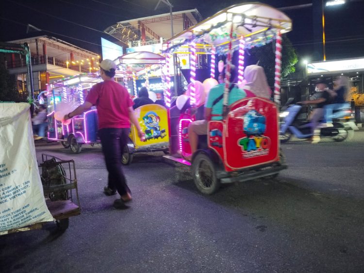 kereta hias odong-odong masih beroperasi meski sudah dilarang lewat putusan pengadilan. (foto: sinata/hendri)