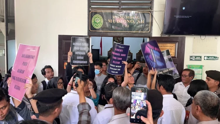 Aktivis delpedro marhaen kalah praperadilan, status tersangka dinyatakan sah sidang praperadilan digelar di pn jaksel (foto: nuonline/mufidah)