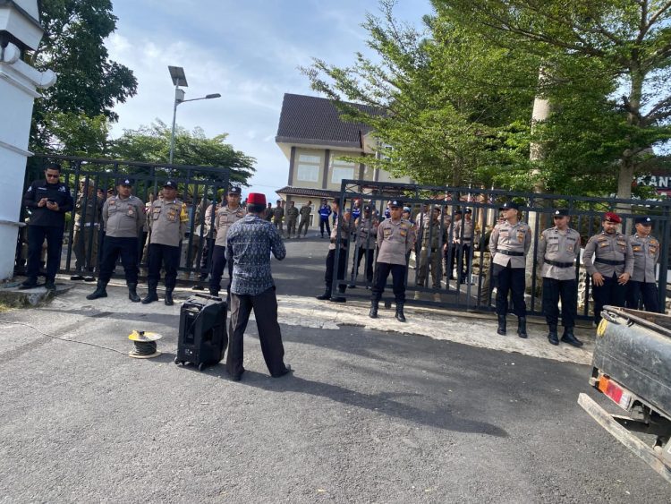 Pria di pakpak bharat demo tunggal, tuntut bupati mundur dari jabatan demo tunggal pildo sinamo di depan kantor pemkab pakpak bharat. (foto: sinata)