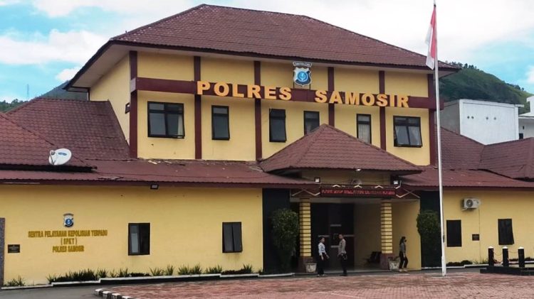 Laporan di polres samosir dianak-tirikan, korban ngadu ke propam polda sumut gedung polres samosir. ist
