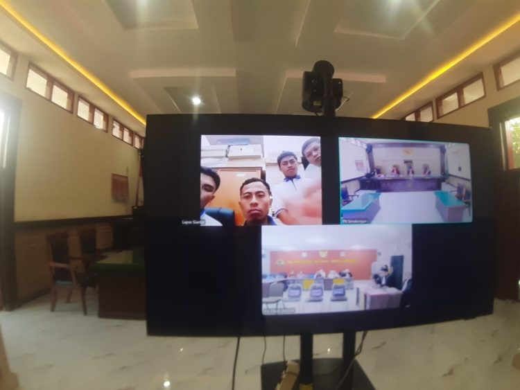4 pemerkosa anak di simalungun dihukum 1 dekade ke empat terdakwa jalani sidang secara daring. (foto: bismar)