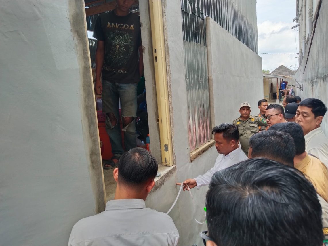 gang yang ditutup pemilik toko di jalan gereja, sebelah hotel batavia