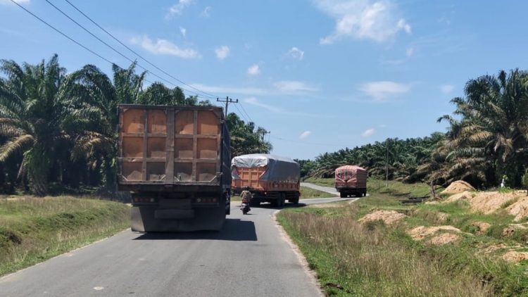 Warga protes jalan bosar maligas–ujung padang rusak parah, diduga akibat truk sarat muatan truk tronton yang melintas di kecamatan bosar maligas. (foto: sinata/sawal)