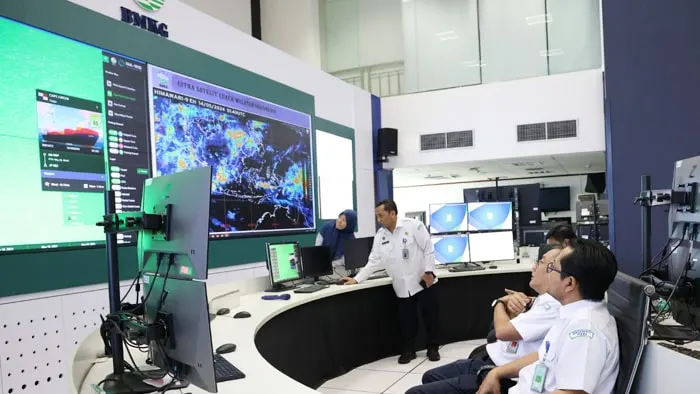 cuaca panas ekstrem masih akan melanda indonesia hingga akhir oktober 2025. bmkg terus memantau kondisi atmosfer dan radiasi uv.