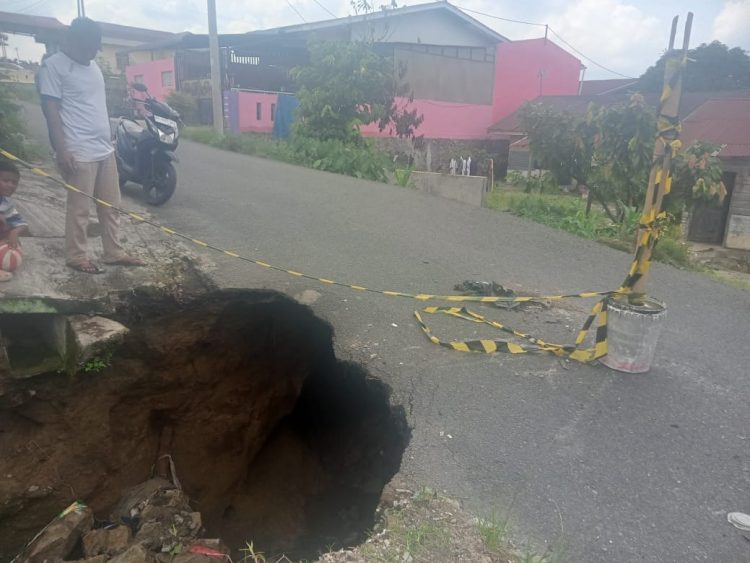 kondisi jalan yang amblas. (foto: sinata/roy)