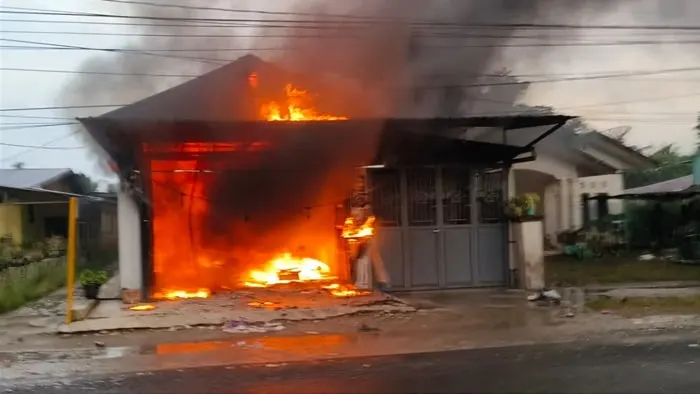 kronologi kebakaran kios di sahkuda, petir hantam lemari es, disusul kobaran api