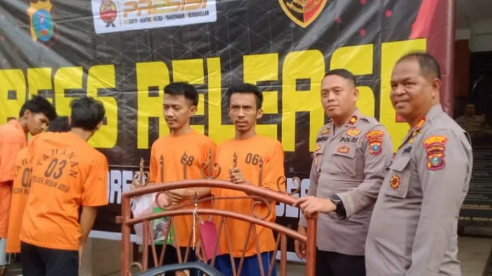 joko prayetno alias kakek terpaksa dilumpuhkan polisi usai mencuri daun pintu besi dari rumah kontrakan di kawasan jalan denai.