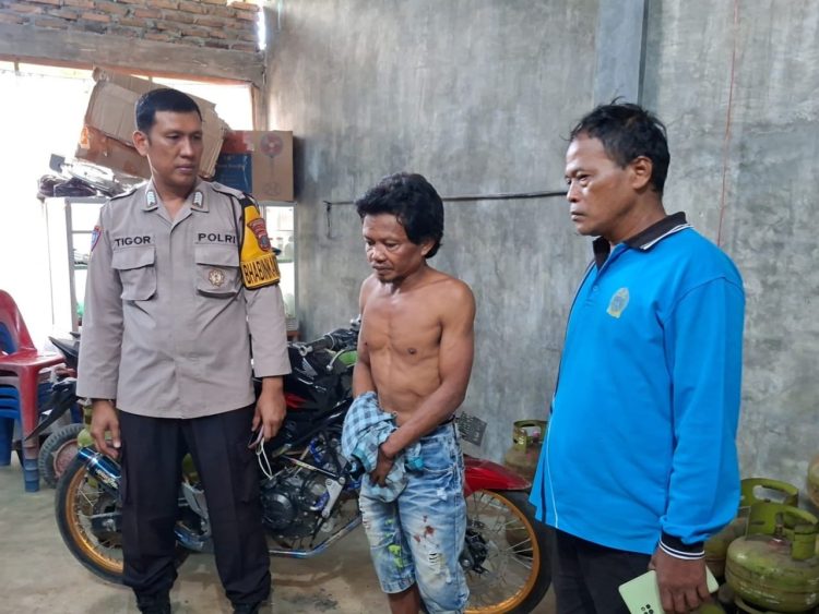 Tepergok nyuri ponsel, ompong nyaris diamuk warga pelaku mencuri ponsel dipergoki korban di simalungun. (foto: sinata/sawal)