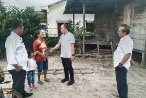 Anggota dprd siantar alex damanik bantu warga miskin pencari keadilan anggota dprd pematangsiantar, alex damanik salurkan bantuan kepada warga miskin yang sedang mencari keadilan akan bantuan sosial (bansos) yang nyaris tak menyentuhnya.