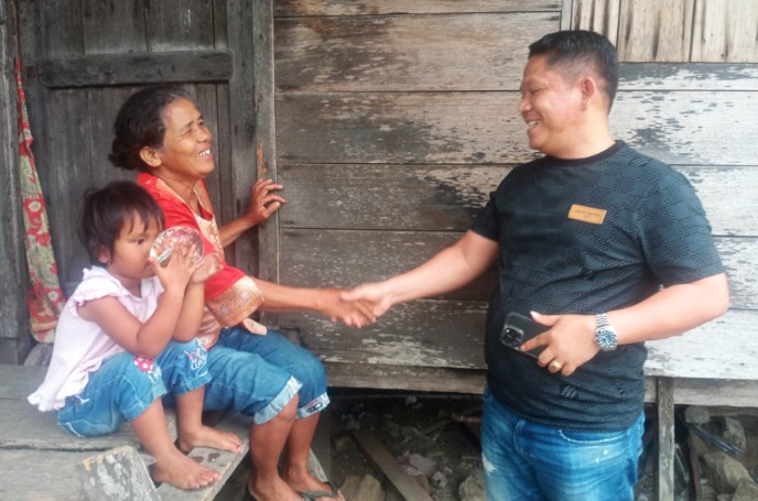 Anggota dprd siantar alex damanik bantu warga miskin pencari keadilan anggota dprd pematangsiantar, alex damanik salurkan bantuan kepada warga miskin yang sedang mencari keadilan akan bantuan sosial (bansos) yang nyaris tidak pernah menyentuhnya.