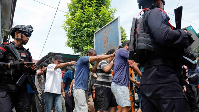Taktik gila bandar narkoba medan: barak dikelilingi kawat beraliran listrik! operasi gabungan membongkar taktik licik bandar narkoba di medan yang melindungi tiga barak sabu dengan kawat berduri beraliran listrik.