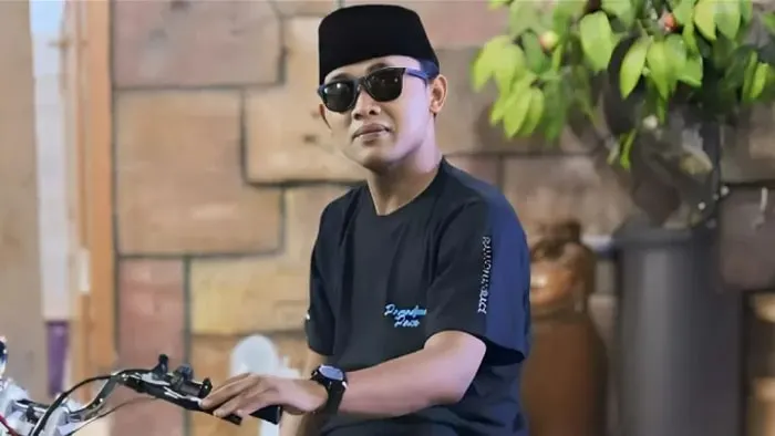 Pendakwah elham yahya luqman dikecam usai video cium anak perempuan viral pendakwah muda asal kediri, gus elham yahya luqman, viral usai videonya mencium anak perempuan tersebar di media sosial. wamenag tegaskan aksinya tak pantas.